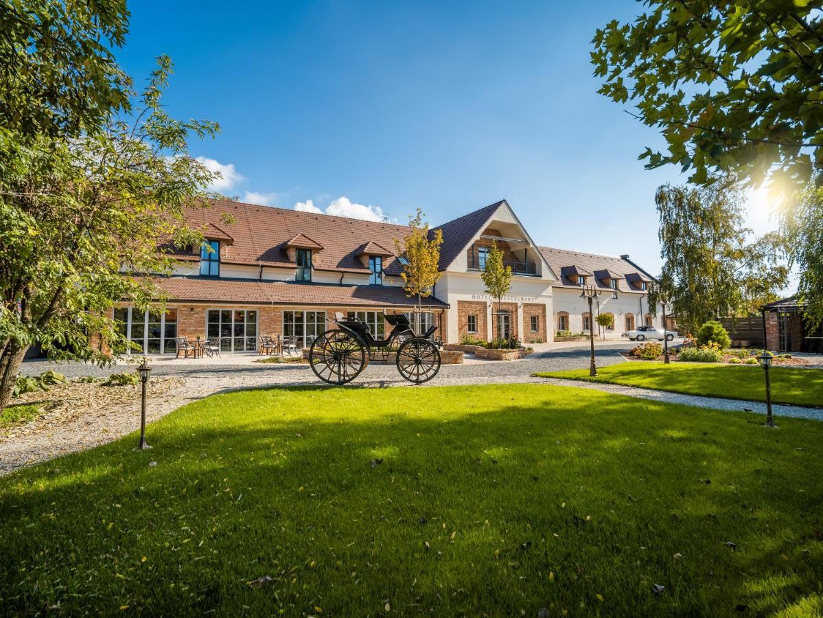 Arkady Hof Hotel Stupava Exterior foto